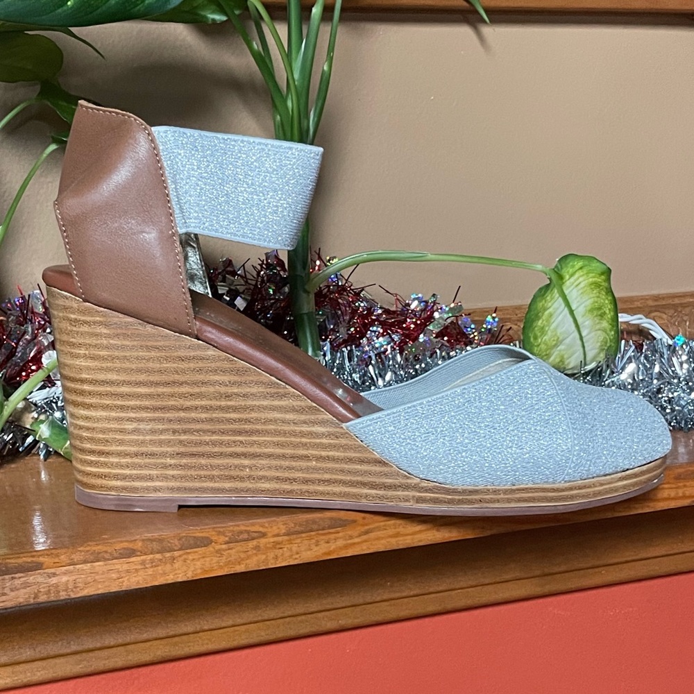 MATT BERNSON STRETCH ANKLE STRAP WEDGE HEEL. SIZE 11W. BRAND NEW.